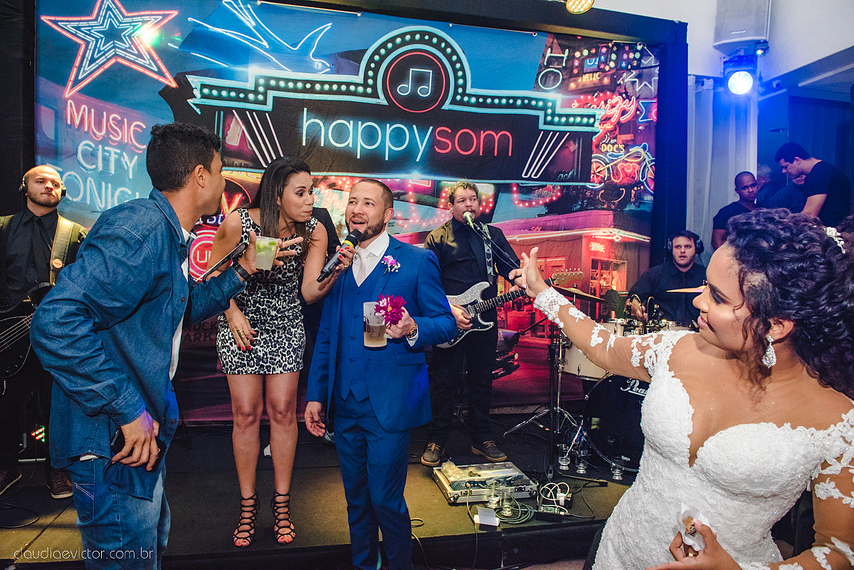 Lindo casamento realizado em serra fotografado por fotógrafos de casamento de vila velha fotógrafos de casamento de vitória fotógrafos de casamento de serra espirito santo ES vestido de noiva noivo na igreja católica e banda ao vivo