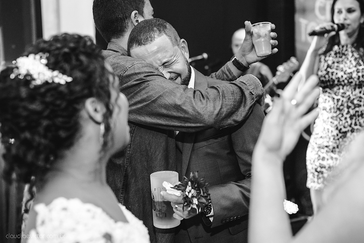 Lindo casamento realizado em serra fotografado por fotógrafos de casamento de vila velha fotógrafos de casamento de vitória fotógrafos de casamento de serra espirito santo ES vestido de noiva noivo na igreja católica e banda ao vivo