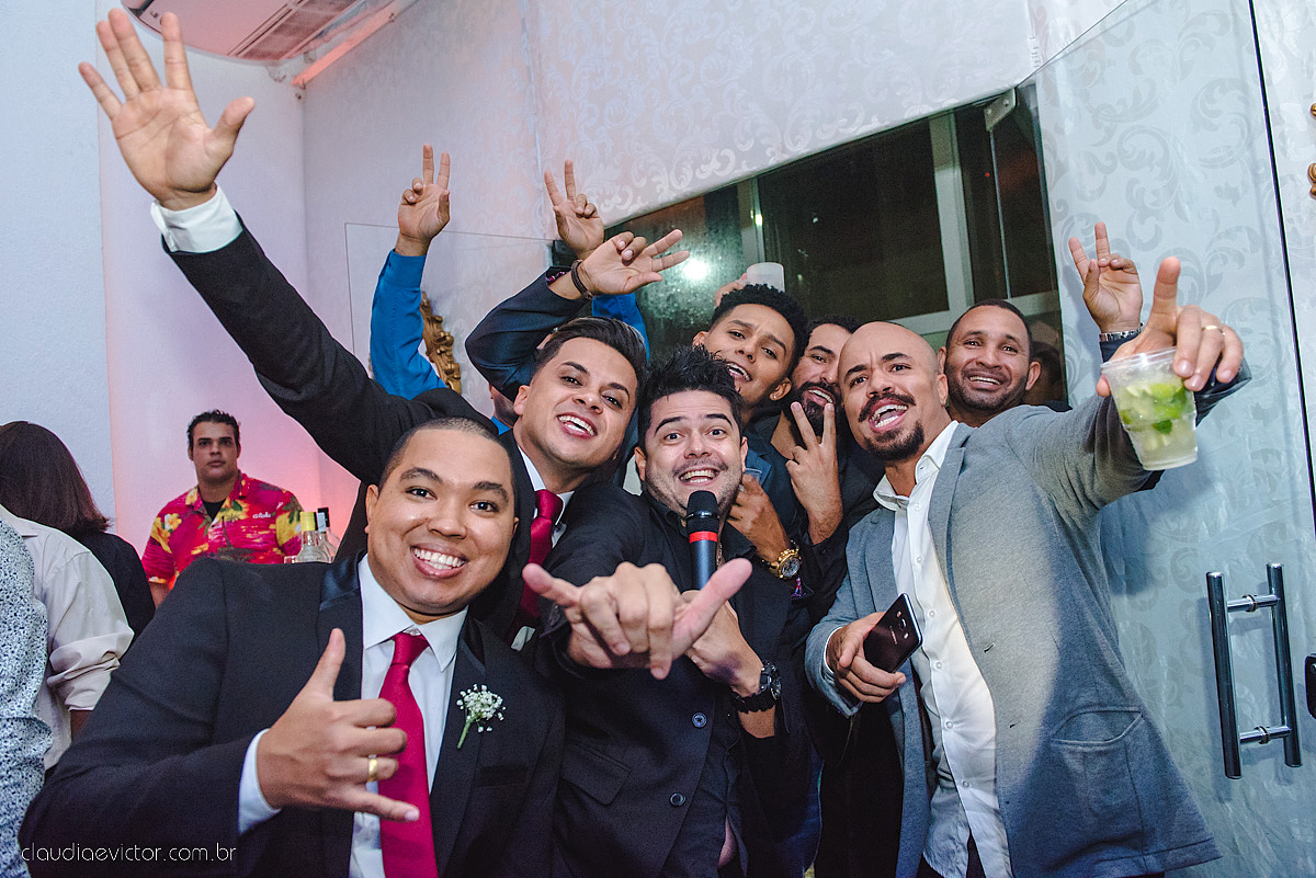 Lindo casamento realizado em serra fotografado por fotógrafos de casamento de vila velha fotógrafos de casamento de vitória fotógrafos de casamento de serra espirito santo ES vestido de noiva noivo na igreja católica e banda ao vivo