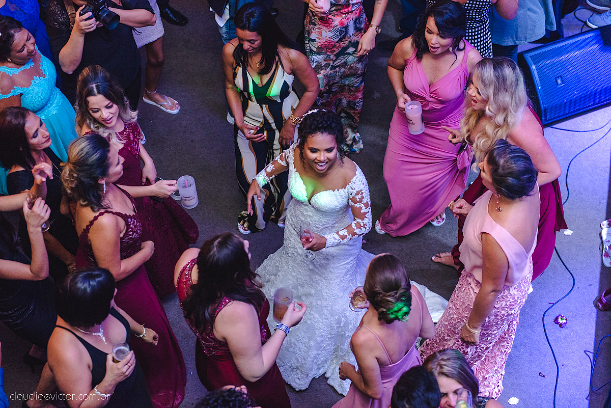 Lindo casamento realizado em serra fotografado por fotógrafos de casamento de vila velha fotógrafos de casamento de vitória fotógrafos de casamento de serra espirito santo ES vestido de noiva noivo na igreja católica e banda ao vivo