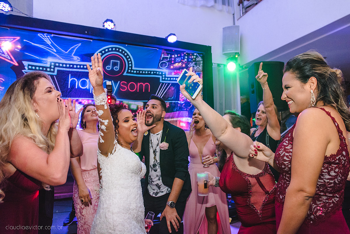 Lindo casamento realizado em serra fotografado por fotógrafos de casamento de vila velha fotógrafos de casamento de vitória fotógrafos de casamento de serra espirito santo ES vestido de noiva noivo na igreja católica e banda ao vivo