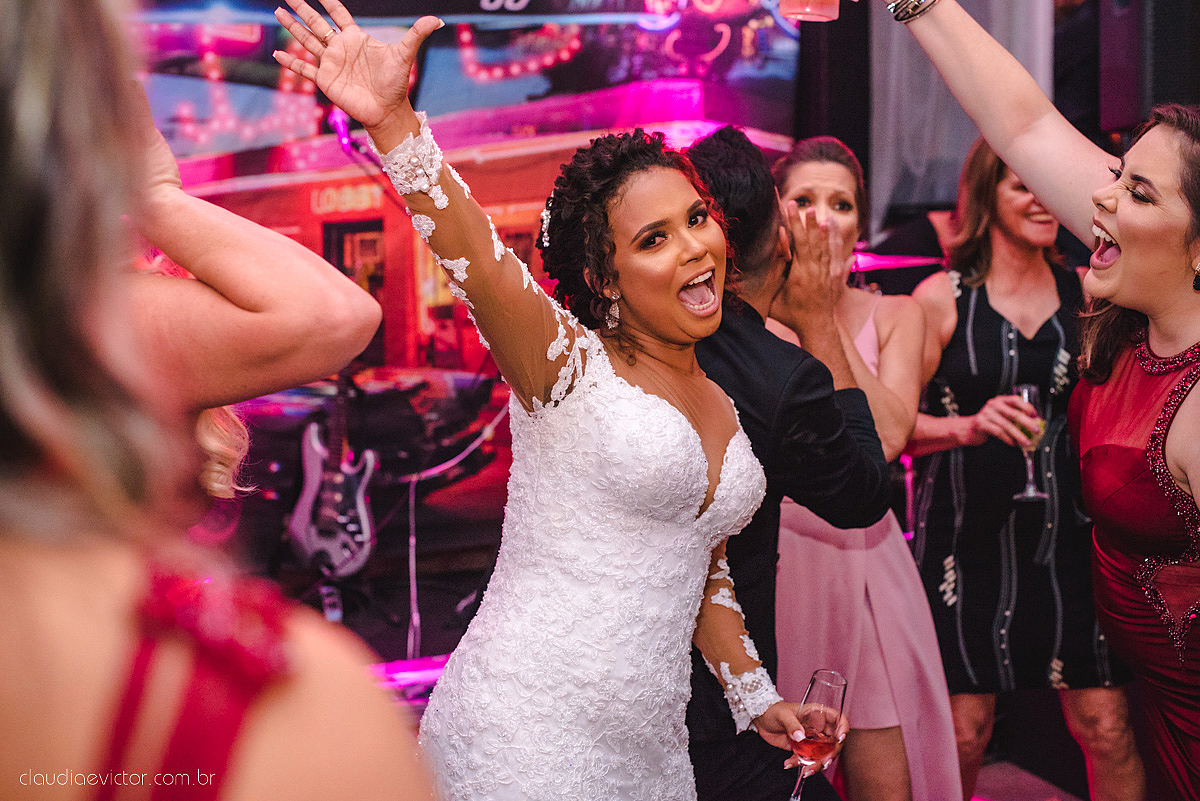 Lindo casamento realizado em serra fotografado por fotógrafos de casamento de vila velha fotógrafos de casamento de vitória fotógrafos de casamento de serra espirito santo ES vestido de noiva noivo na igreja católica e banda ao vivo