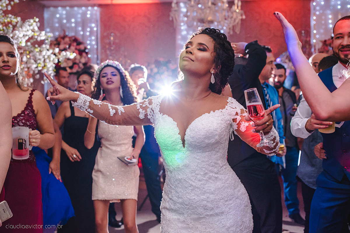Lindo casamento realizado em serra fotografado por fotógrafos de casamento de vila velha fotógrafos de casamento de vitória fotógrafos de casamento de serra espirito santo ES vestido de noiva noivo na igreja católica e banda ao vivo