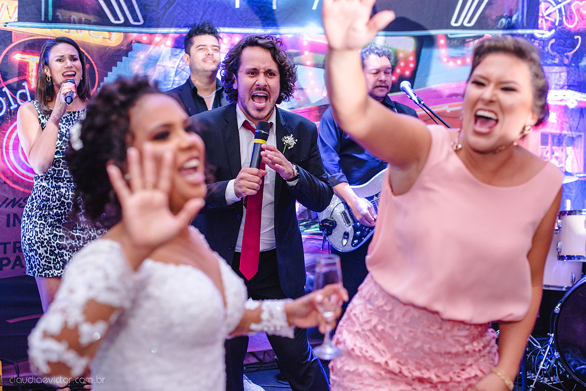 Lindo casamento realizado em serra fotografado por fotógrafos de casamento de vila velha fotógrafos de casamento de vitória fotógrafos de casamento de serra espirito santo ES vestido de noiva noivo na igreja católica e banda ao vivo