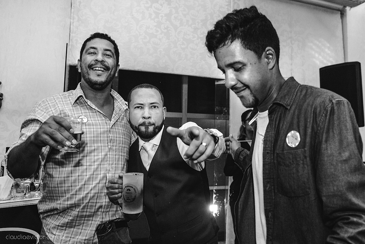 Lindo casamento realizado em serra fotografado por fotógrafos de casamento de vila velha fotógrafos de casamento de vitória fotógrafos de casamento de serra espirito santo ES vestido de noiva noivo na igreja católica e banda ao vivo