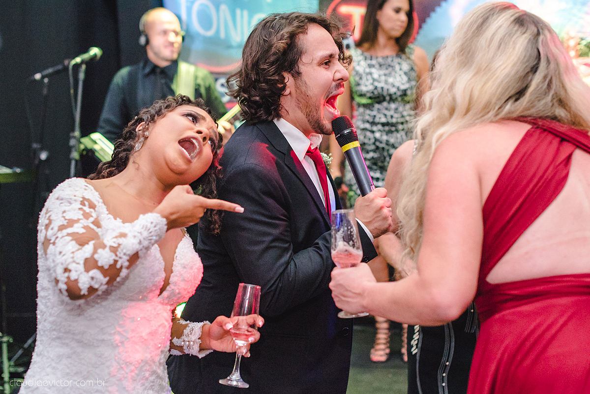 Lindo casamento realizado em serra fotografado por fotógrafos de casamento de vila velha fotógrafos de casamento de vitória fotógrafos de casamento de serra espirito santo ES vestido de noiva noivo na igreja católica e banda ao vivo