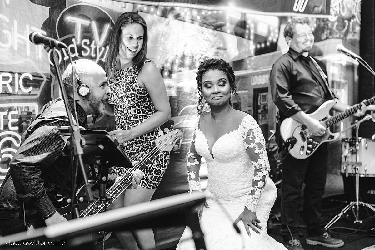 Lindo casamento realizado em serra fotografado por fotógrafos de casamento de vila velha fotógrafos de casamento de vitória fotógrafos de casamento de serra espirito santo ES vestido de noiva noivo na igreja católica e banda ao vivo