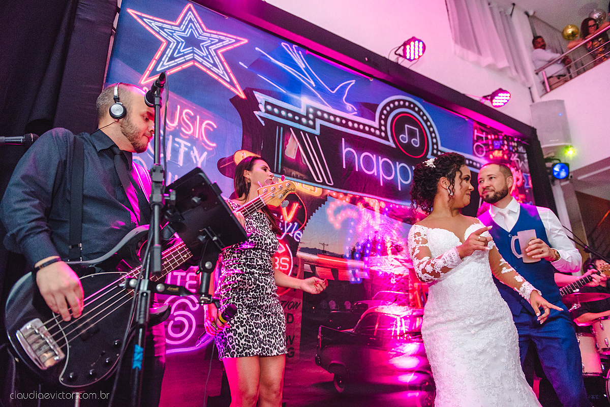 Lindo casamento realizado em serra fotografado por fotógrafos de casamento de vila velha fotógrafos de casamento de vitória fotógrafos de casamento de serra espirito santo ES vestido de noiva noivo na igreja católica e banda ao vivo