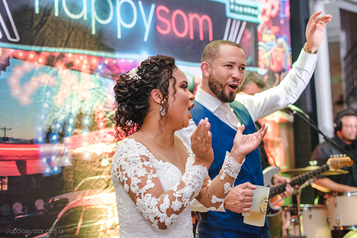 Lindo casamento realizado em serra fotografado por fotógrafos de casamento de vila velha fotógrafos de casamento de vitória fotógrafos de casamento de serra espirito santo ES vestido de noiva noivo na igreja católica e banda ao vivo