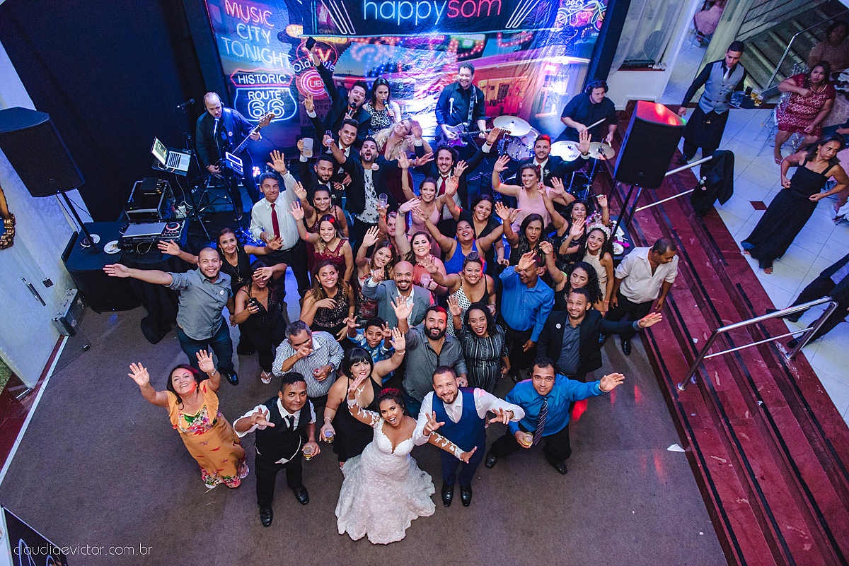 Lindo casamento realizado em serra fotografado por fotógrafos de casamento de vila velha fotógrafos de casamento de vitória fotógrafos de casamento de serra espirito santo ES vestido de noiva noivo na igreja católica e banda ao vivo