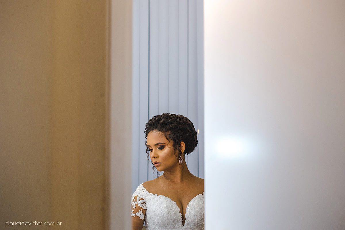 Lindo casamento realizado em serra fotografado por fotógrafos de casamento de vila velha fotógrafos de casamento de vitória fotógrafos de casamento de serra espirito santo ES vestido de noiva noivo na igreja católica e banda ao vivo