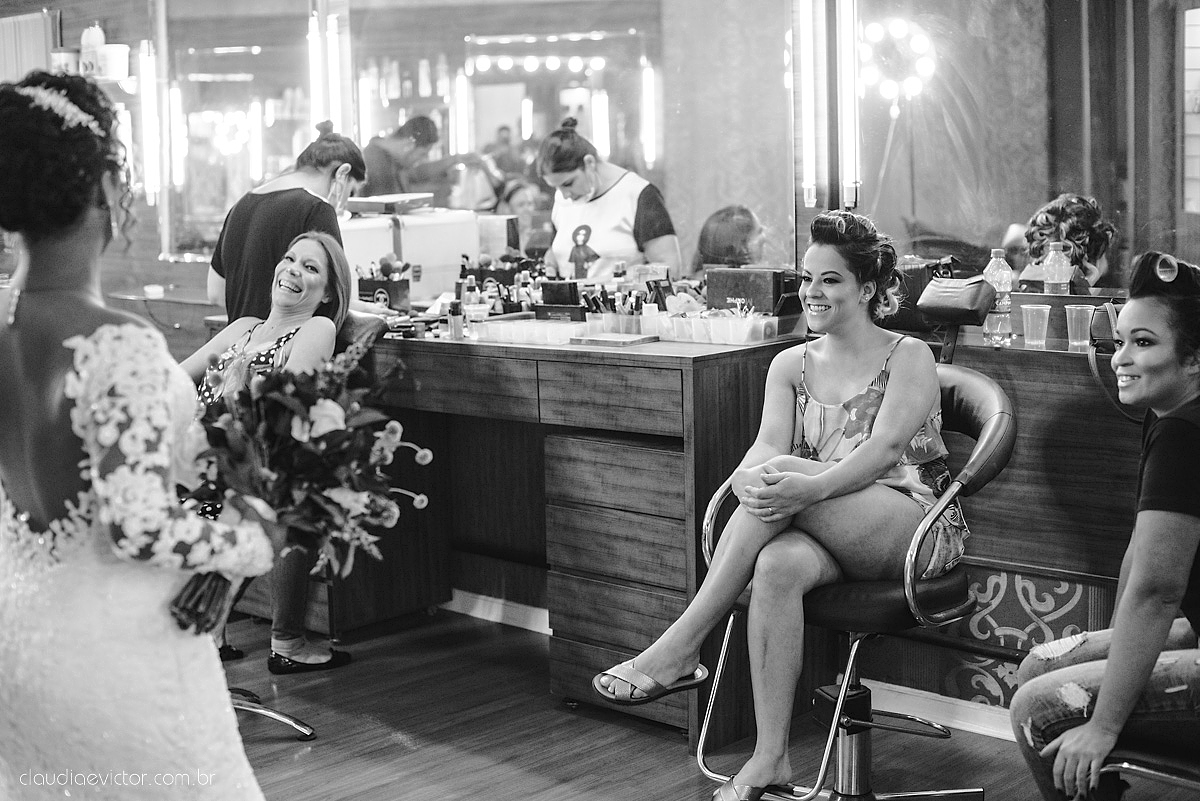 Lindo casamento realizado em serra fotografado por fotógrafos de casamento de vila velha fotógrafos de casamento de vitória fotógrafos de casamento de serra espirito santo ES vestido de noiva noivo na igreja católica e banda ao vivo