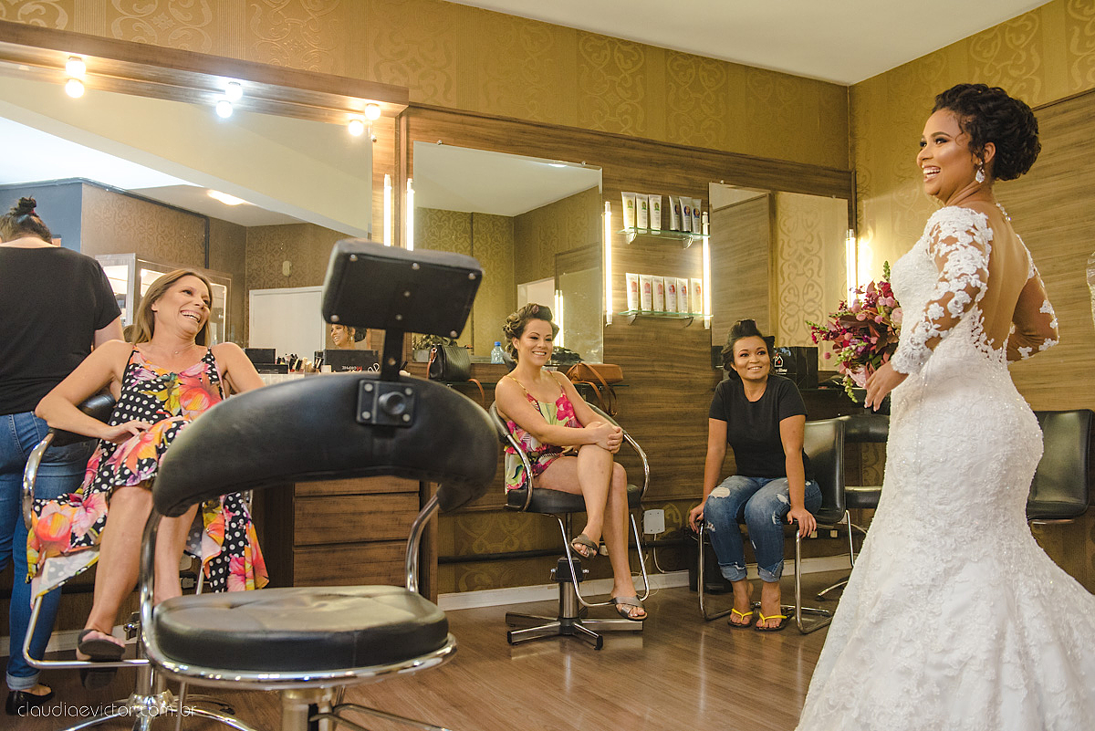 Lindo casamento realizado em serra fotografado por fotógrafos de casamento de vila velha fotógrafos de casamento de vitória fotógrafos de casamento de serra espirito santo ES vestido de noiva noivo na igreja católica e banda ao vivo