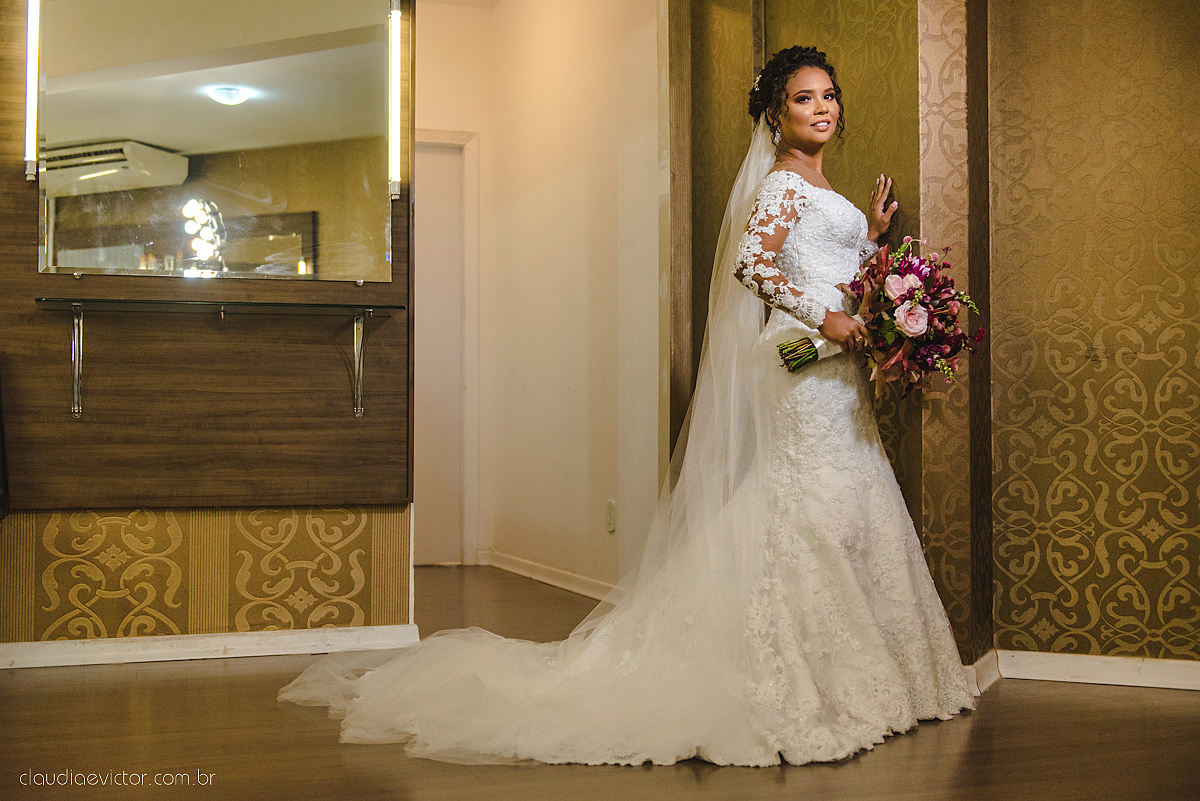 Lindo casamento realizado em serra fotografado por fotógrafos de casamento de vila velha fotógrafos de casamento de vitória fotógrafos de casamento de serra espirito santo ES vestido de noiva noivo na igreja católica e banda ao vivo