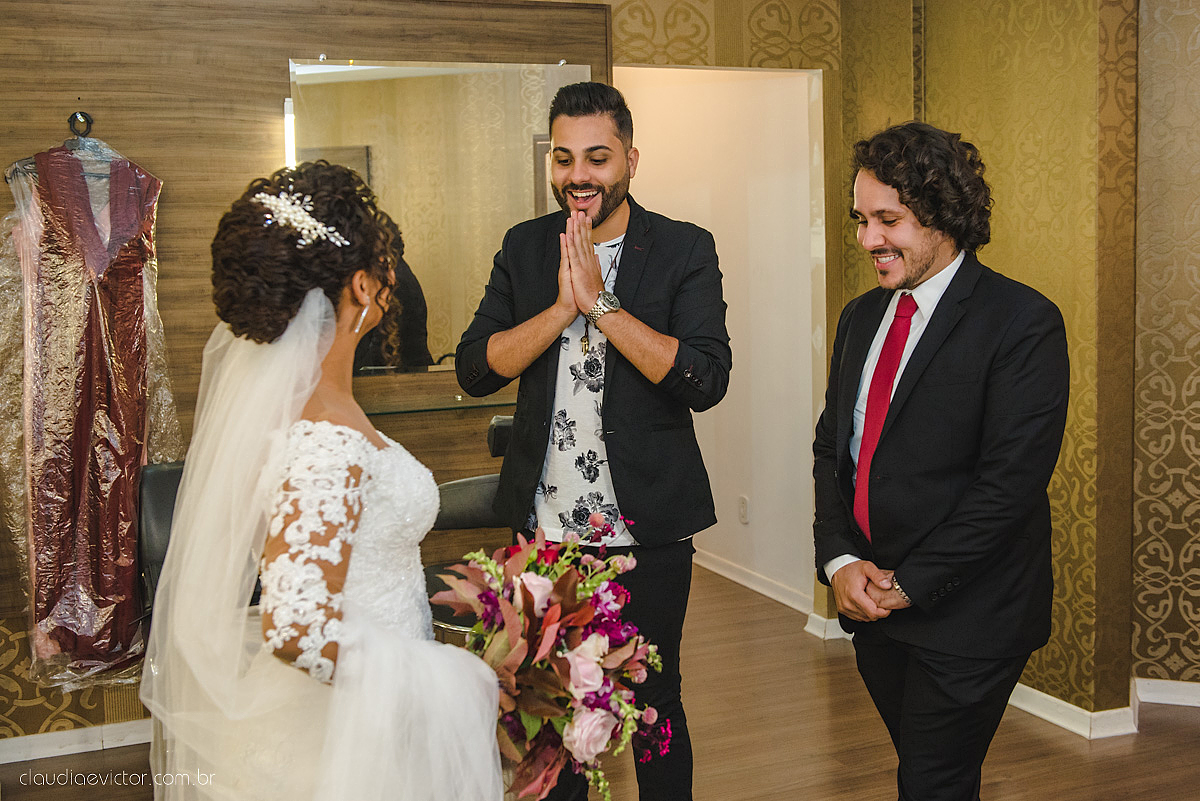 Lindo casamento realizado em serra fotografado por fotógrafos de casamento de vila velha fotógrafos de casamento de vitória fotógrafos de casamento de serra espirito santo ES vestido de noiva noivo na igreja católica e banda ao vivo