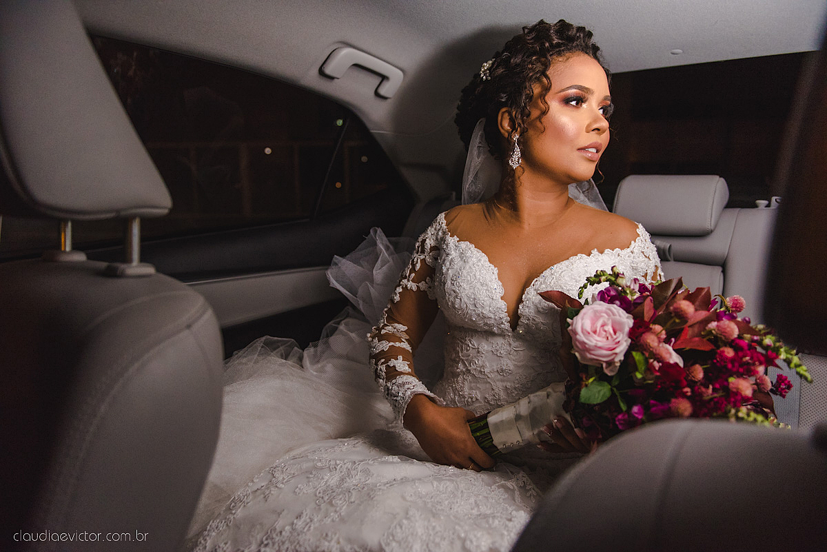 Lindo casamento realizado em serra fotografado por fotógrafos de casamento de vila velha fotógrafos de casamento de vitória fotógrafos de casamento de serra espirito santo ES vestido de noiva noivo na igreja católica e banda ao vivo