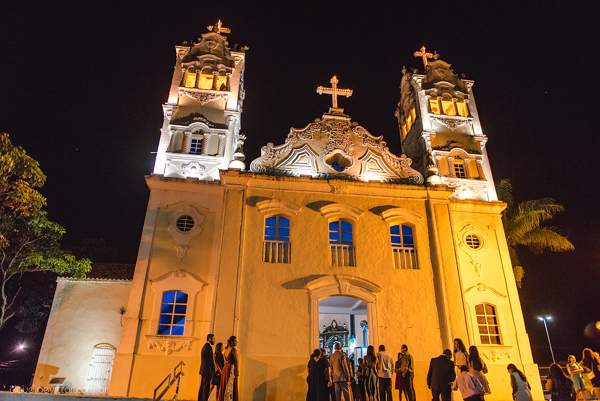 Lindo casamento realizado em serra fotografado por fotógrafos de casamento de vila velha fotógrafos de casamento de vitória fotógrafos de casamento de serra espirito santo ES vestido de noiva noivo na igreja católica e banda ao vivo