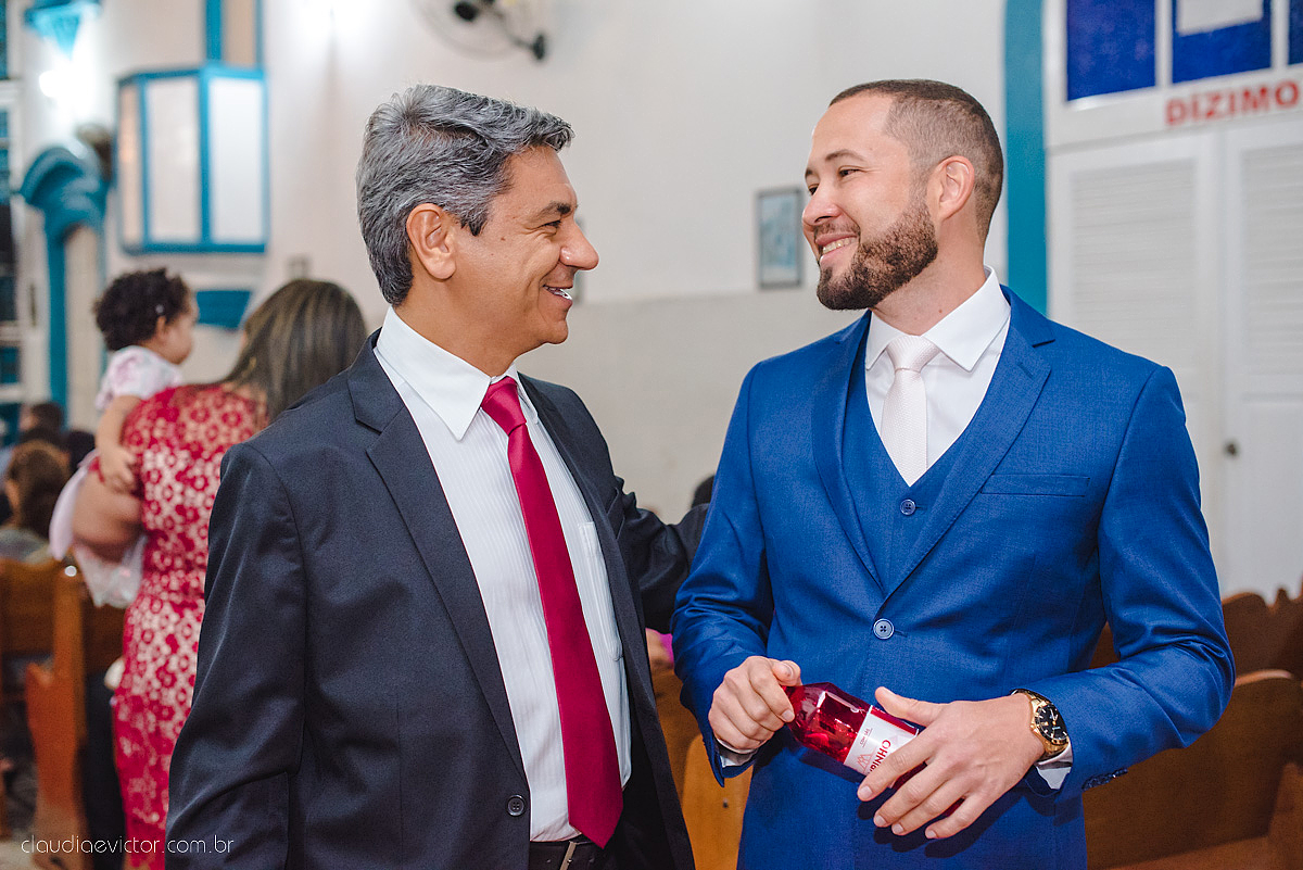 Lindo casamento realizado em serra fotografado por fotógrafos de casamento de vila velha fotógrafos de casamento de vitória fotógrafos de casamento de serra espirito santo ES vestido de noiva noivo na igreja católica e banda ao vivo