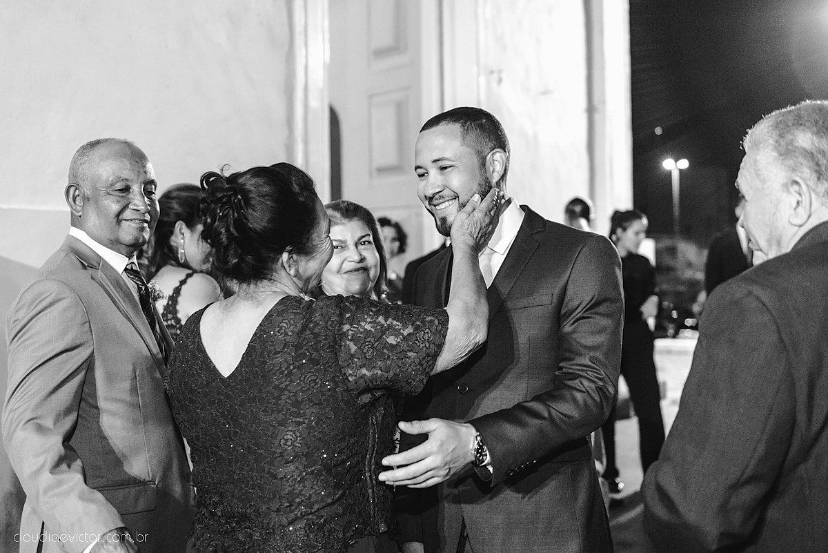 Lindo casamento realizado em serra fotografado por fotógrafos de casamento de vila velha fotógrafos de casamento de vitória fotógrafos de casamento de serra espirito santo ES vestido de noiva noivo na igreja católica e banda ao vivo