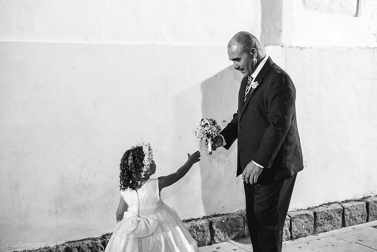 Lindo casamento realizado em serra fotografado por fotógrafos de casamento de vila velha fotógrafos de casamento de vitória fotógrafos de casamento de serra espirito santo ES vestido de noiva noivo na igreja católica e banda ao vivo