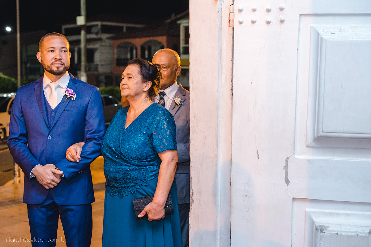 Lindo casamento realizado em serra fotografado por fotógrafos de casamento de vila velha fotógrafos de casamento de vitória fotógrafos de casamento de serra espirito santo ES vestido de noiva noivo na igreja católica e banda ao vivo