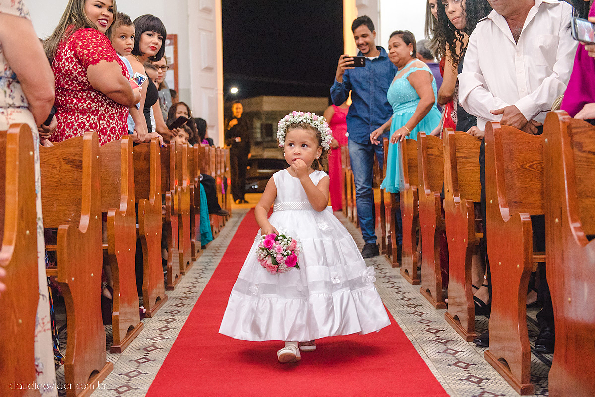 Lindo casamento realizado em serra fotografado por fotógrafos de casamento de vila velha fotógrafos de casamento de vitória fotógrafos de casamento de serra espirito santo ES vestido de noiva noivo na igreja católica e banda ao vivo