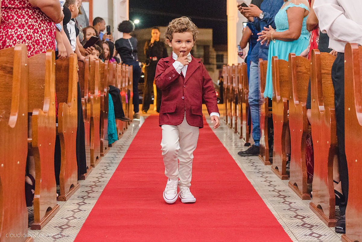 Lindo casamento realizado em serra fotografado por fotógrafos de casamento de vila velha fotógrafos de casamento de vitória fotógrafos de casamento de serra espirito santo ES vestido de noiva noivo na igreja católica e banda ao vivo