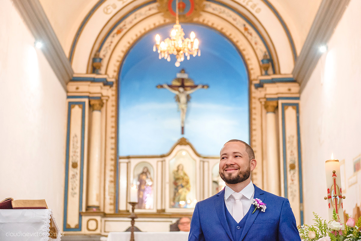 Lindo casamento realizado em serra fotografado por fotógrafos de casamento de vila velha fotógrafos de casamento de vitória fotógrafos de casamento de serra espirito santo ES vestido de noiva noivo na igreja católica e banda ao vivo