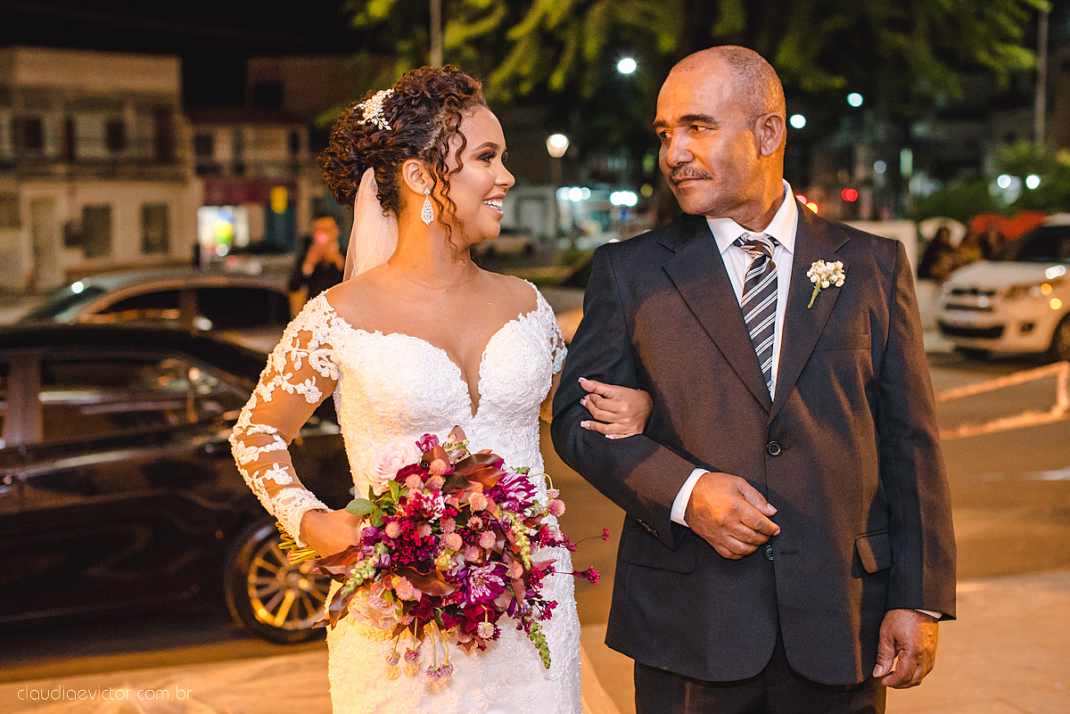 Lindo casamento realizado em serra fotografado por fotógrafos de casamento de vila velha fotógrafos de casamento de vitória fotógrafos de casamento de serra espirito santo ES vestido de noiva noivo na igreja católica e banda ao vivo