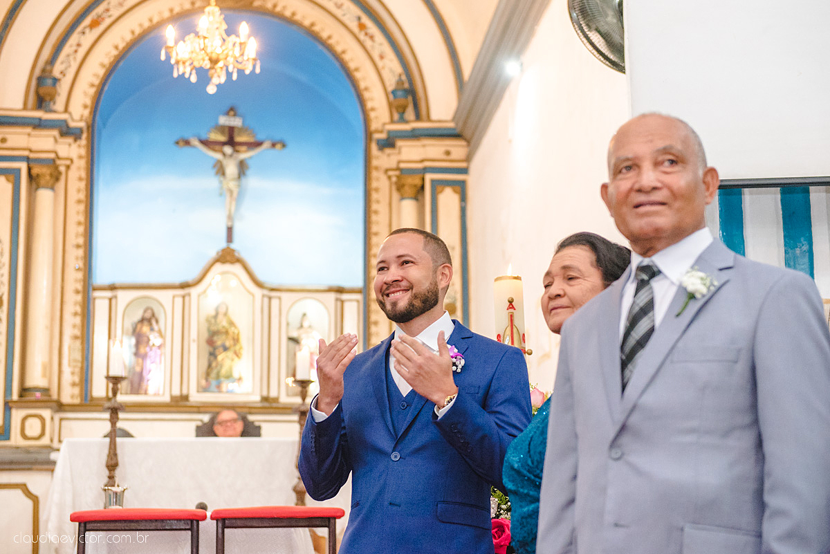 Lindo casamento realizado em serra fotografado por fotógrafos de casamento de vila velha fotógrafos de casamento de vitória fotógrafos de casamento de serra espirito santo ES vestido de noiva noivo na igreja católica e banda ao vivo