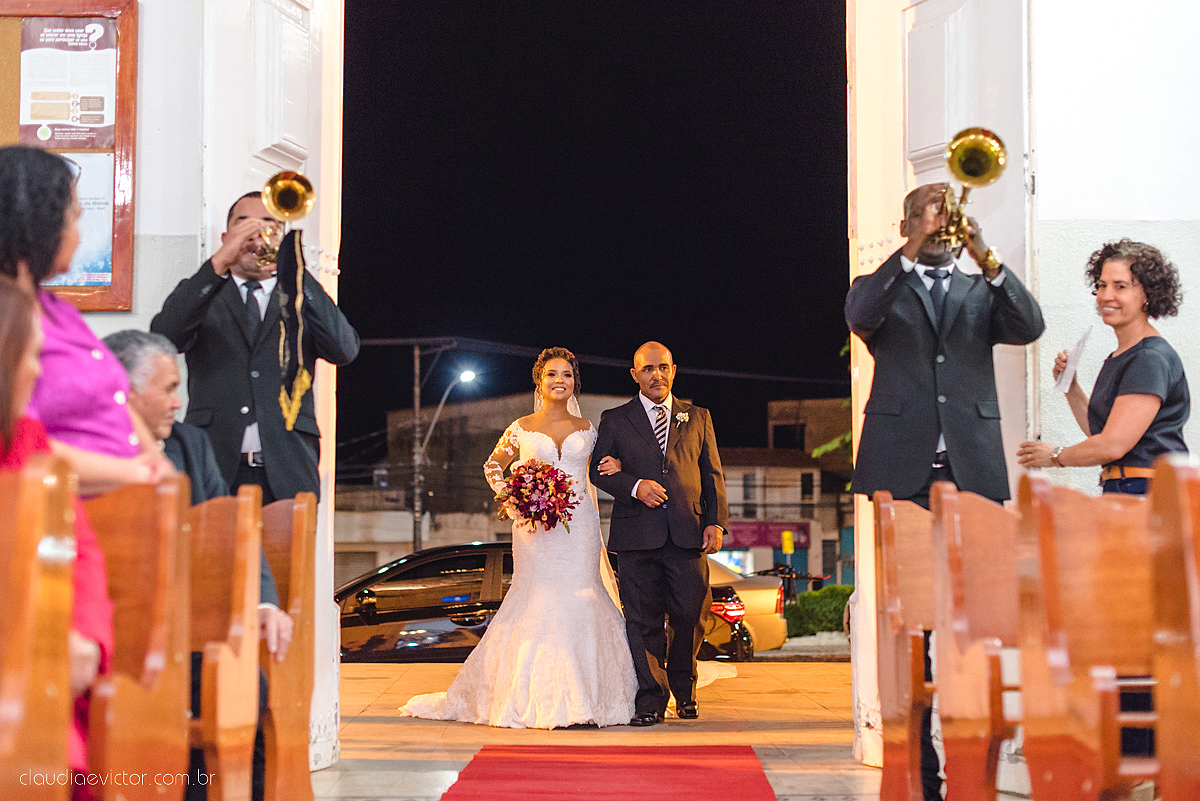 Lindo casamento realizado em serra fotografado por fotógrafos de casamento de vila velha fotógrafos de casamento de vitória fotógrafos de casamento de serra espirito santo ES vestido de noiva noivo na igreja católica e banda ao vivo