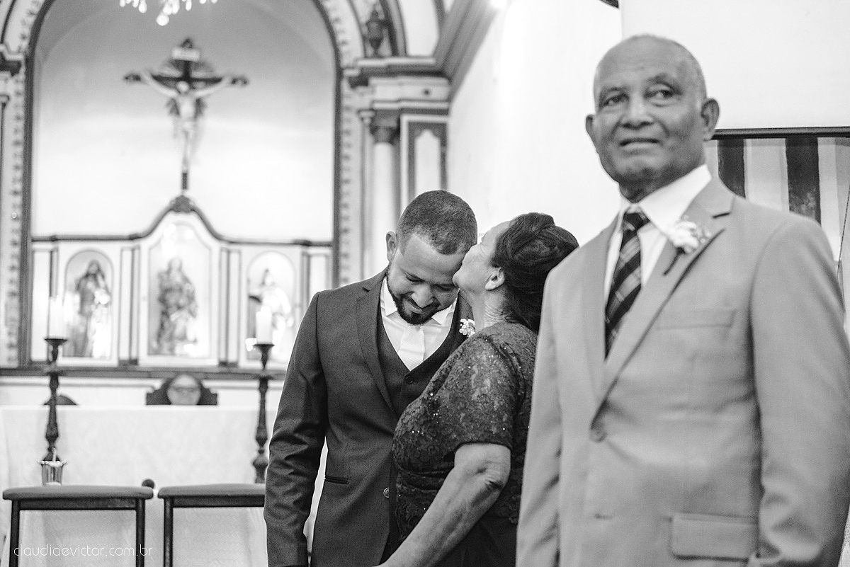 Lindo casamento realizado em serra fotografado por fotógrafos de casamento de vila velha fotógrafos de casamento de vitória fotógrafos de casamento de serra espirito santo ES vestido de noiva noivo na igreja católica e banda ao vivo