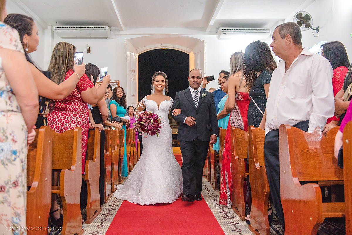 Lindo casamento realizado em serra fotografado por fotógrafos de casamento de vila velha fotógrafos de casamento de vitória fotógrafos de casamento de serra espirito santo ES vestido de noiva noivo na igreja católica e banda ao vivo