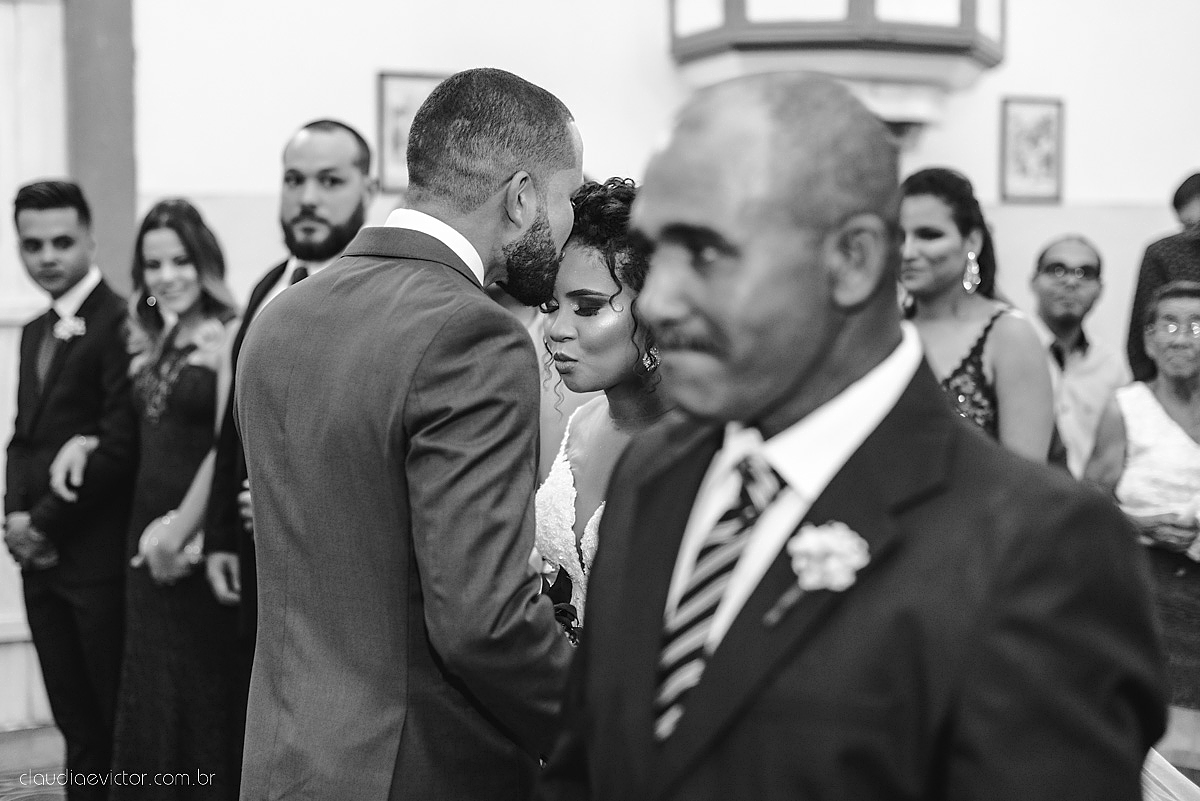 Lindo casamento realizado em serra fotografado por fotógrafos de casamento de vila velha fotógrafos de casamento de vitória fotógrafos de casamento de serra espirito santo ES vestido de noiva noivo na igreja católica e banda ao vivo
