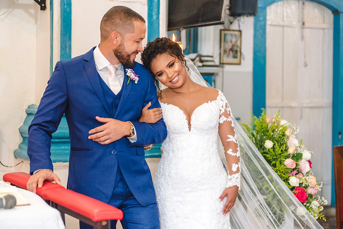 Lindo casamento realizado em serra fotografado por fotógrafos de casamento de vila velha fotógrafos de casamento de vitória fotógrafos de casamento de serra espirito santo ES vestido de noiva noivo na igreja católica e banda ao vivo