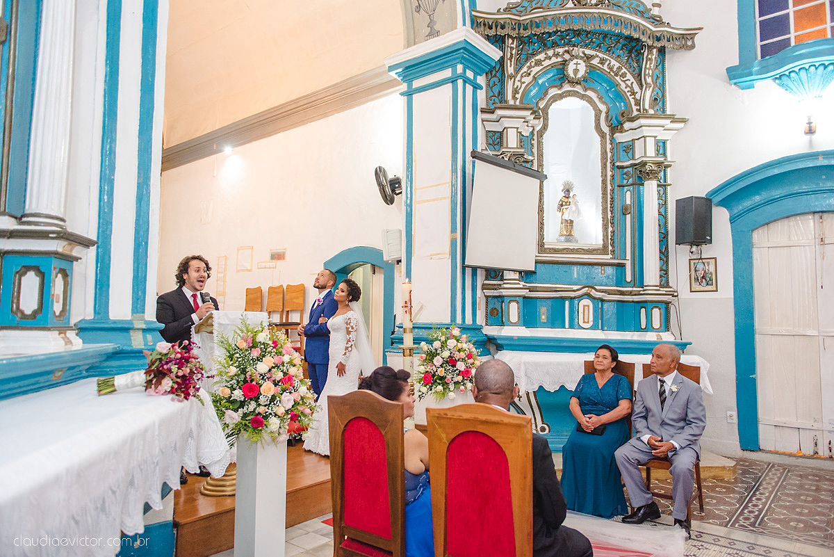 Lindo casamento realizado em serra fotografado por fotógrafos de casamento de vila velha fotógrafos de casamento de vitória fotógrafos de casamento de serra espirito santo ES vestido de noiva noivo na igreja católica e banda ao vivo