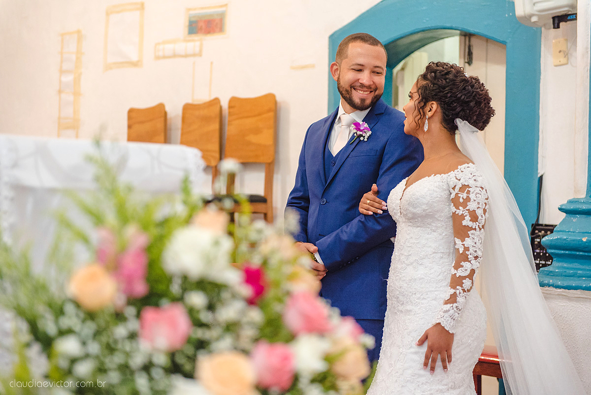 Lindo casamento realizado em serra fotografado por fotógrafos de casamento de vila velha fotógrafos de casamento de vitória fotógrafos de casamento de serra espirito santo ES vestido de noiva noivo na igreja católica e banda ao vivo
