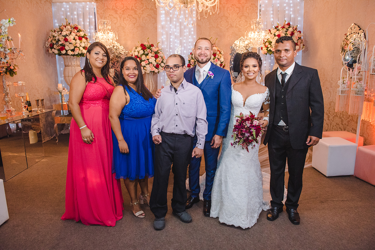 Lindo casamento realizado em serra fotografado por fotógrafos de casamento de vila velha fotógrafos de casamento de vitória fotógrafos de casamento de serra espirito santo ES vestido de noiva noivo na igreja católica e banda ao vivo