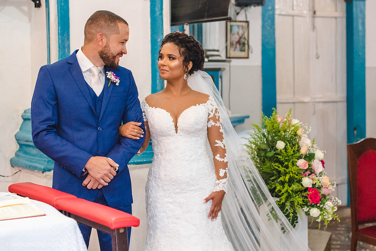 Lindo casamento realizado em serra fotografado por fotógrafos de casamento de vila velha fotógrafos de casamento de vitória fotógrafos de casamento de serra espirito santo ES vestido de noiva noivo na igreja católica e banda ao vivo