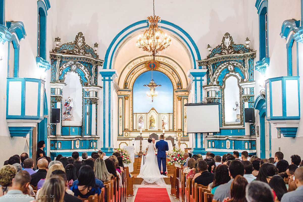 Lindo casamento realizado em serra fotografado por fotógrafos de casamento de vila velha fotógrafos de casamento de vitória fotógrafos de casamento de serra espirito santo ES vestido de noiva noivo na igreja católica e banda ao vivo