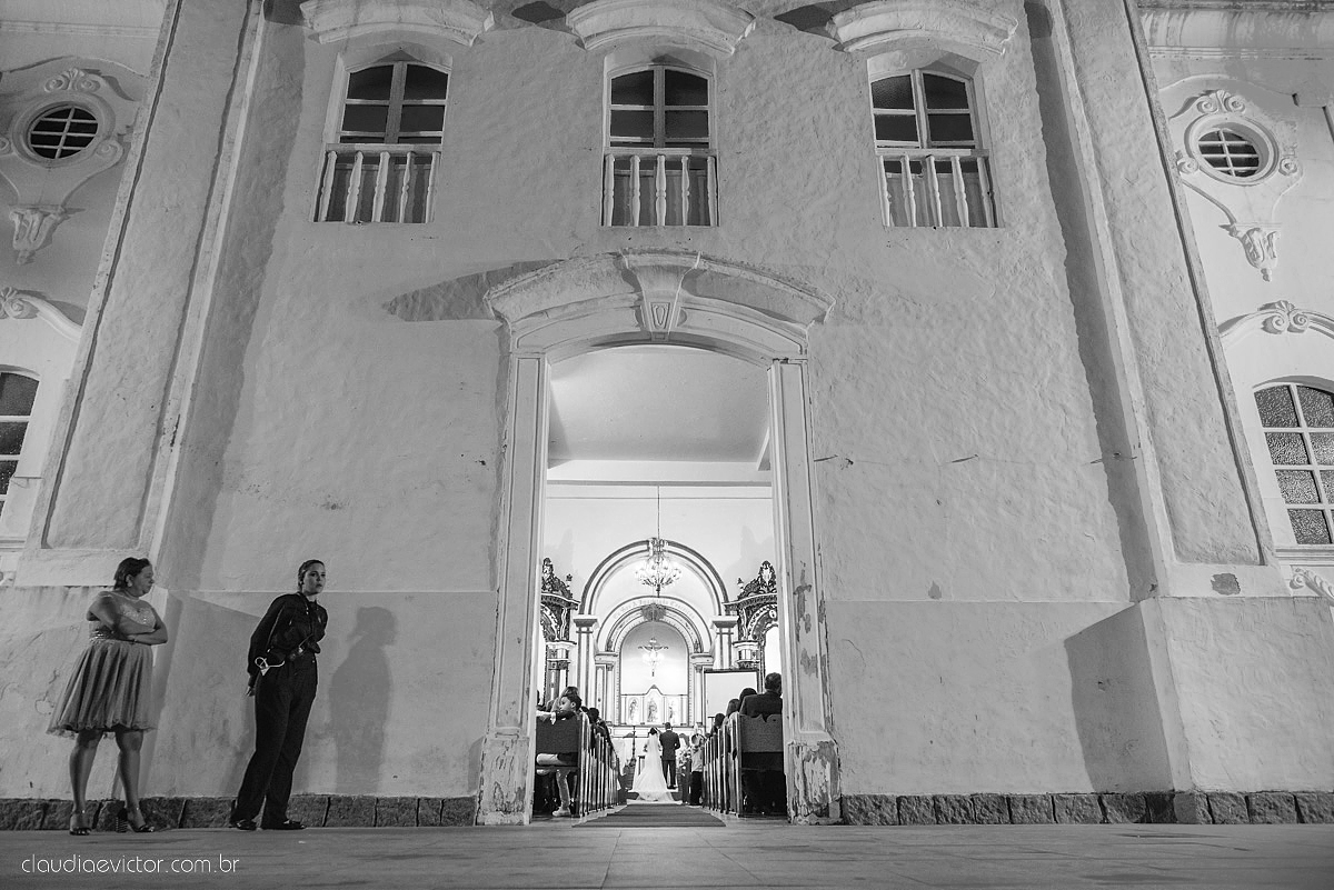 Lindo casamento realizado em serra fotografado por fotógrafos de casamento de vila velha fotógrafos de casamento de vitória fotógrafos de casamento de serra espirito santo ES vestido de noiva noivo na igreja católica e banda ao vivo