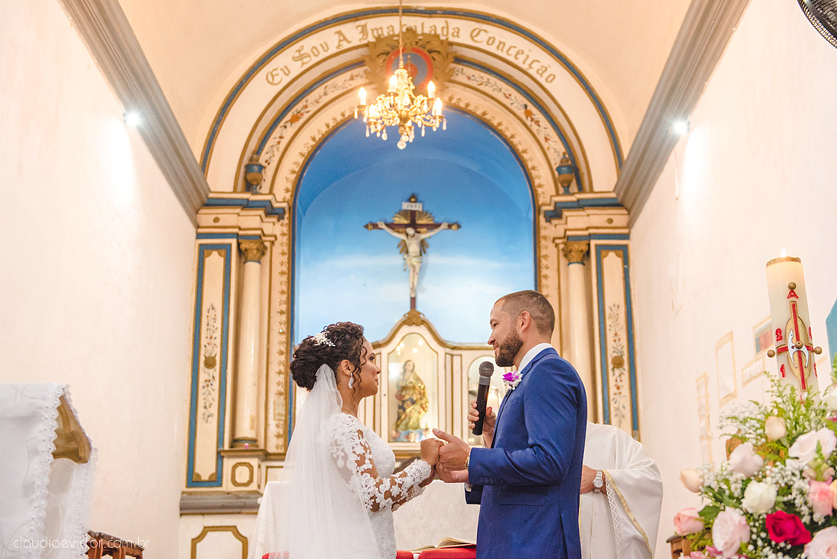 Lindo casamento realizado em serra fotografado por fotógrafos de casamento de vila velha fotógrafos de casamento de vitória fotógrafos de casamento de serra espirito santo ES vestido de noiva noivo na igreja católica e banda ao vivo