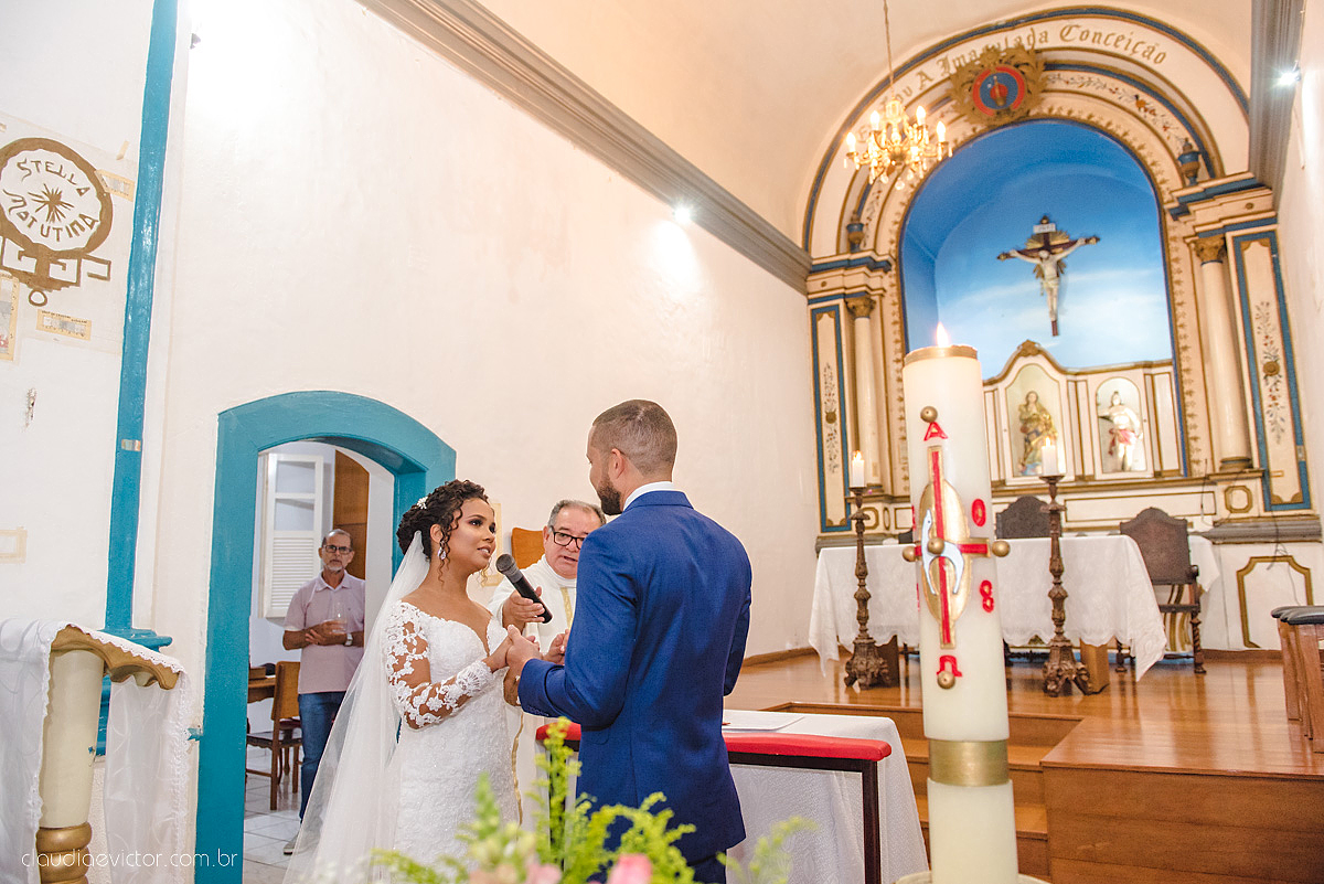 Lindo casamento realizado em serra fotografado por fotógrafos de casamento de vila velha fotógrafos de casamento de vitória fotógrafos de casamento de serra espirito santo ES vestido de noiva noivo na igreja católica e banda ao vivo