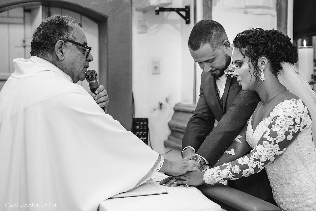 Lindo casamento realizado em serra fotografado por fotógrafos de casamento de vila velha fotógrafos de casamento de vitória fotógrafos de casamento de serra espirito santo ES vestido de noiva noivo na igreja católica e banda ao vivo