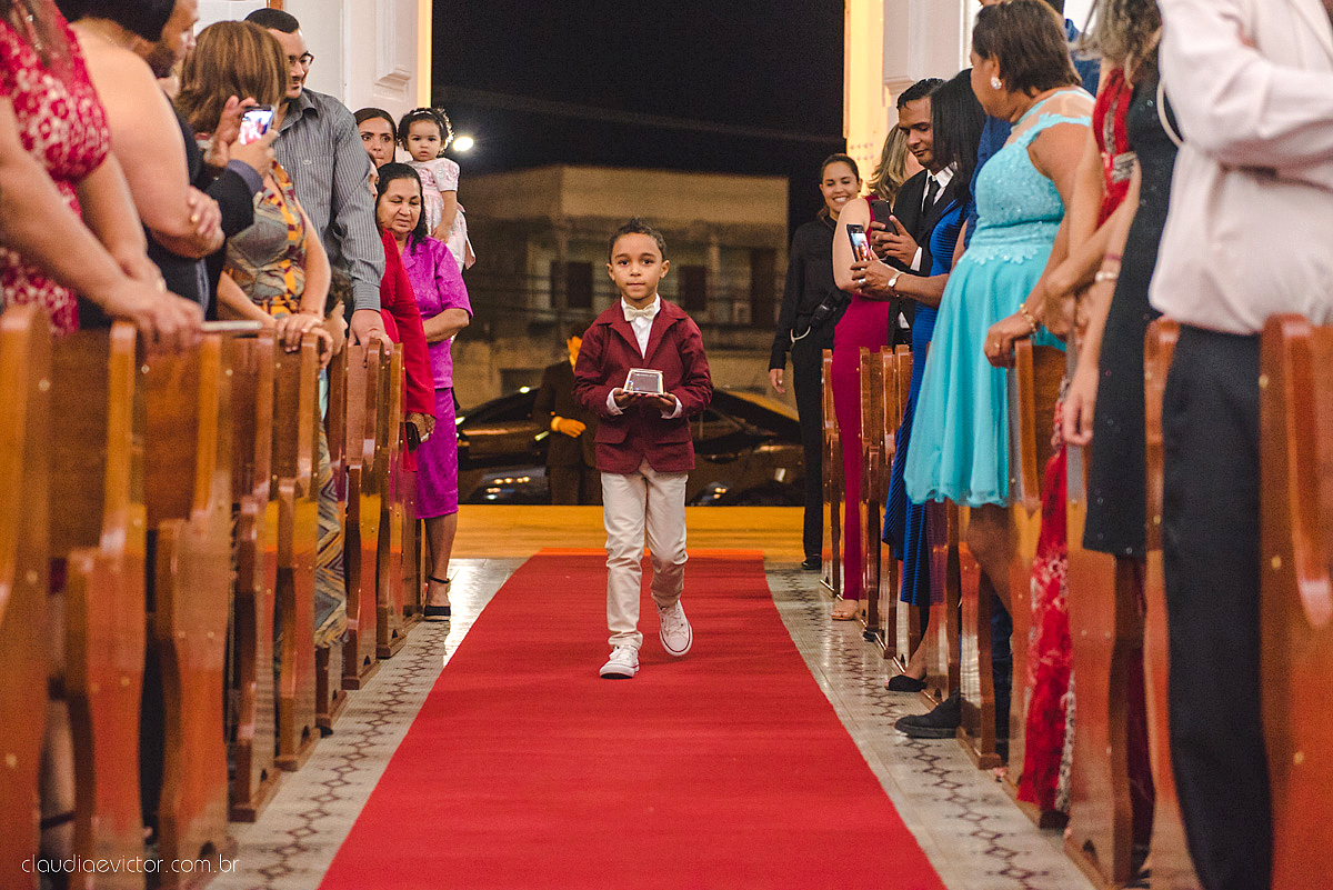 Lindo casamento realizado em serra fotografado por fotógrafos de casamento de vila velha fotógrafos de casamento de vitória fotógrafos de casamento de serra espirito santo ES vestido de noiva noivo na igreja católica e banda ao vivo