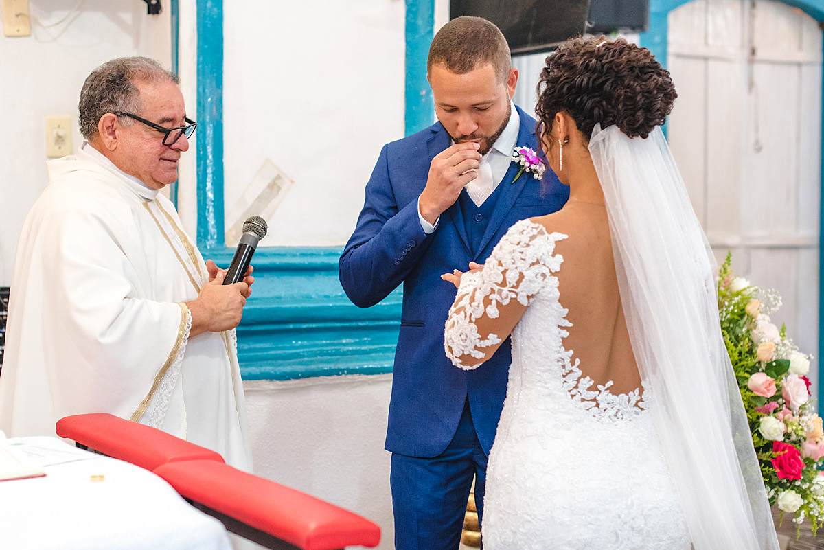 Lindo casamento realizado em serra fotografado por fotógrafos de casamento de vila velha fotógrafos de casamento de vitória fotógrafos de casamento de serra espirito santo ES vestido de noiva noivo na igreja católica e banda ao vivo