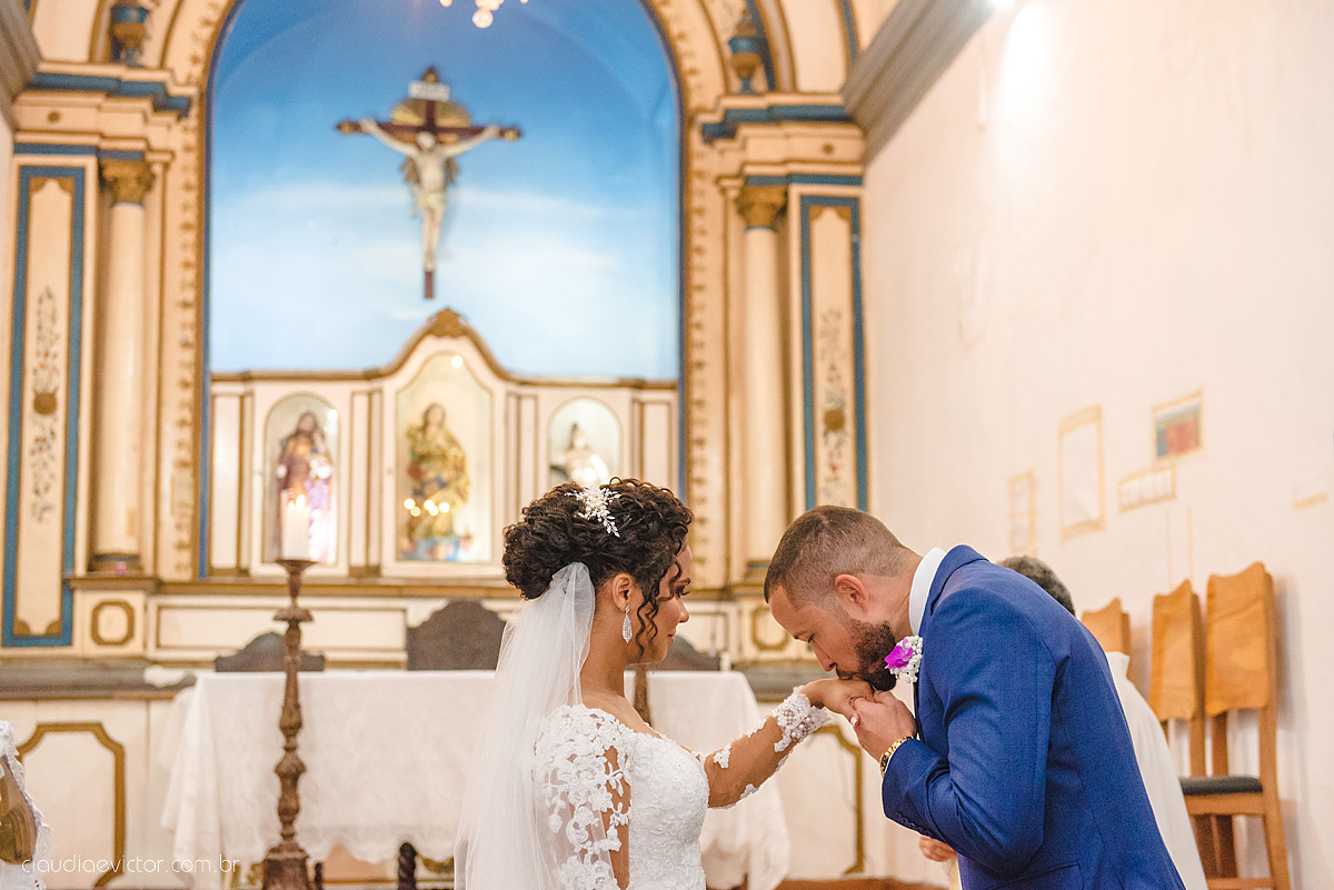 Lindo casamento realizado em serra fotografado por fotógrafos de casamento de vila velha fotógrafos de casamento de vitória fotógrafos de casamento de serra espirito santo ES vestido de noiva noivo na igreja católica e banda ao vivo