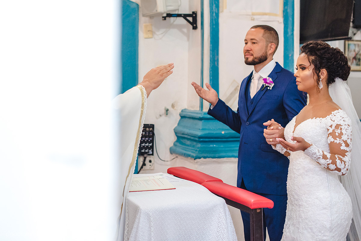 Lindo casamento realizado em serra fotografado por fotógrafos de casamento de vila velha fotógrafos de casamento de vitória fotógrafos de casamento de serra espirito santo ES vestido de noiva noivo na igreja católica e banda ao vivo
