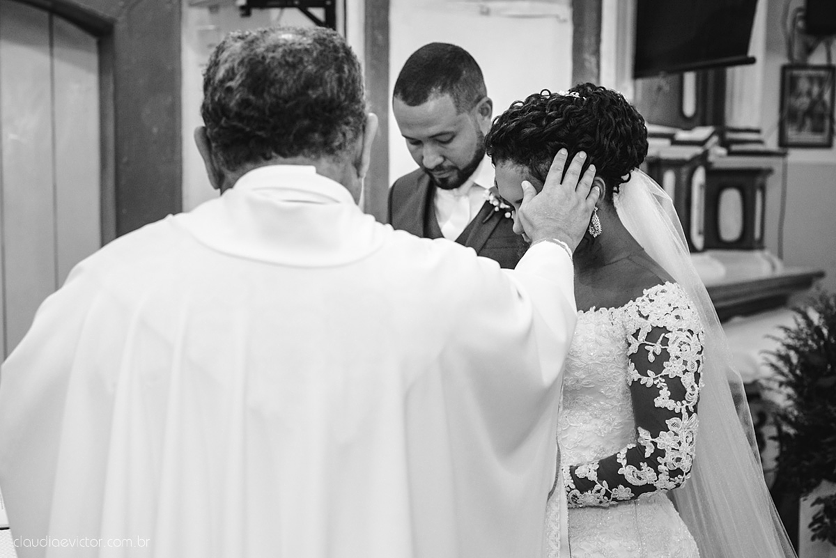 Lindo casamento realizado em serra fotografado por fotógrafos de casamento de vila velha fotógrafos de casamento de vitória fotógrafos de casamento de serra espirito santo ES vestido de noiva noivo na igreja católica e banda ao vivo
