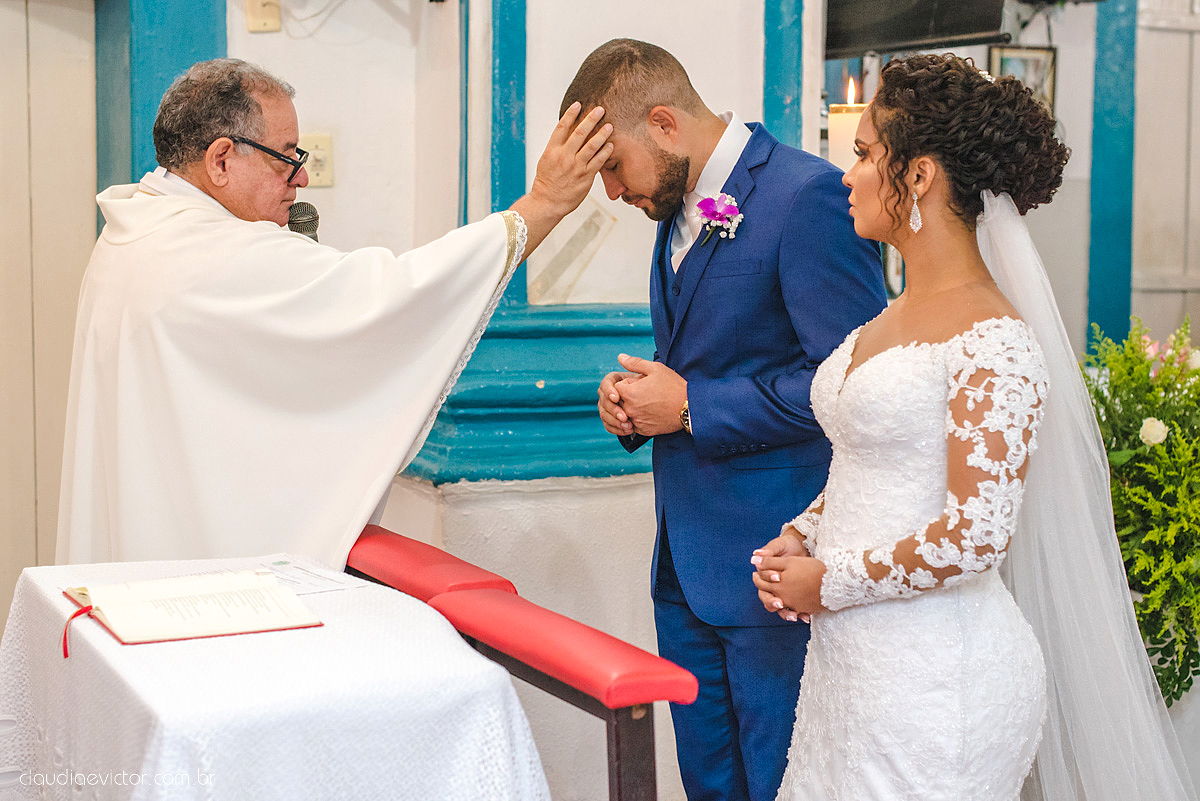 Lindo casamento realizado em serra fotografado por fotógrafos de casamento de vila velha fotógrafos de casamento de vitória fotógrafos de casamento de serra espirito santo ES vestido de noiva noivo na igreja católica e banda ao vivo